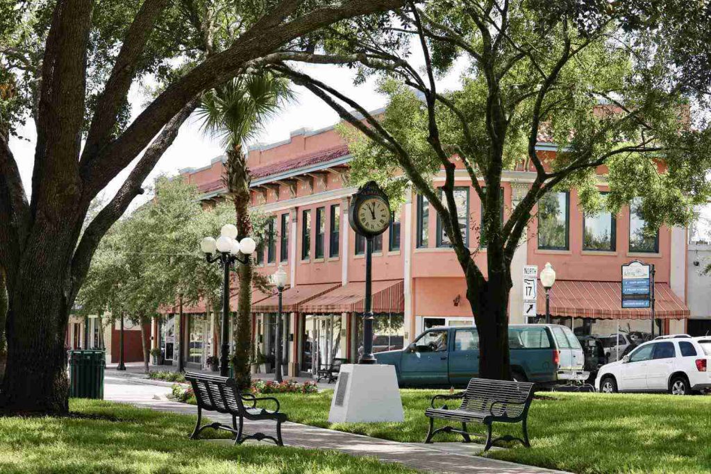 Shaded park benches and a street clock in downtown Sebring, Florida